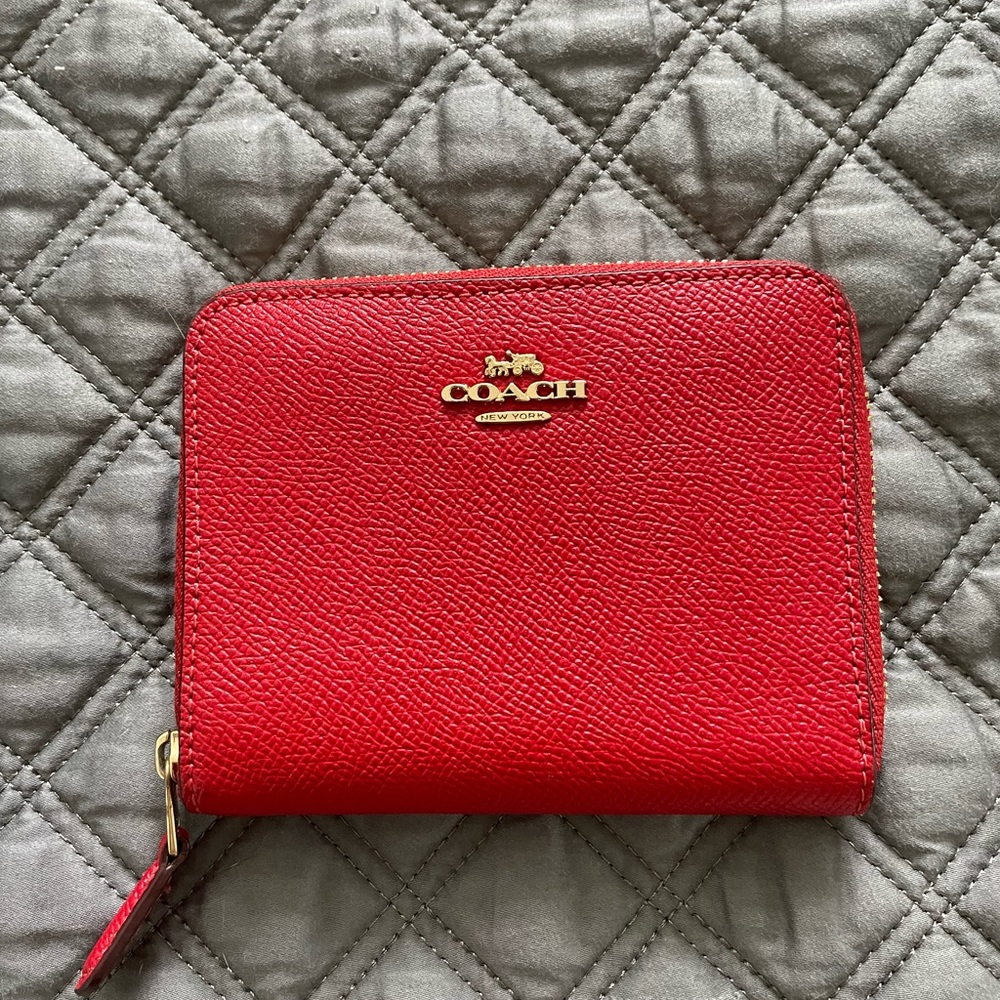 Coach wallet, red color. Very good condition.